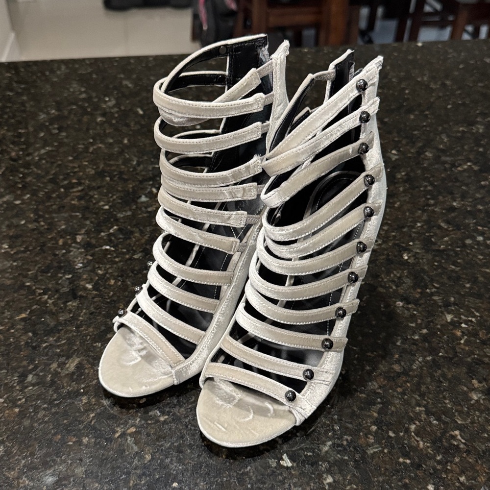 Kendall & Kylie Strappy Silver Heels
Velvet fabric, worn once. Very luxurious
